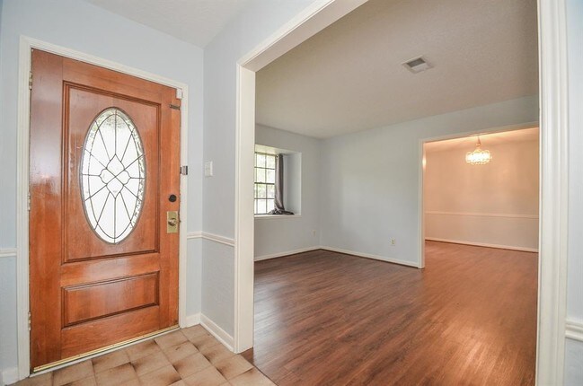 Building Photo - 8114 Clover Gardens Dr