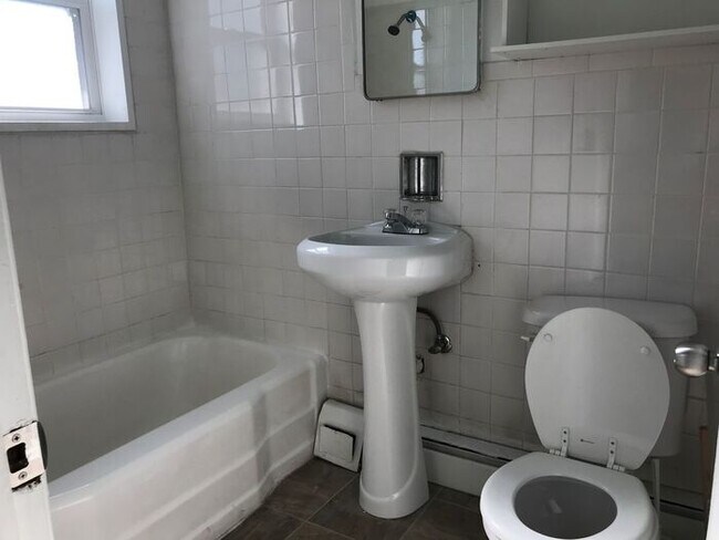 Foto del edificio - 13115 Puritas Ave