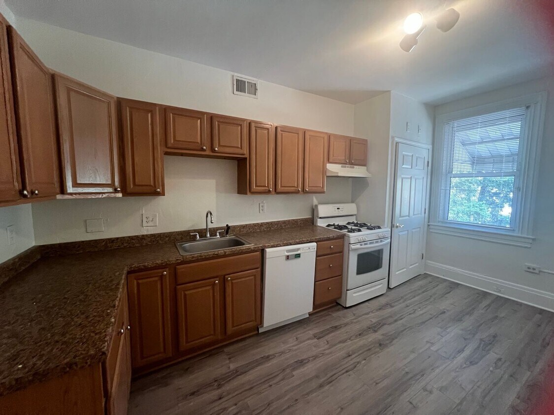 4BED/3BATH In Southside -SPECIAL: 1st MONT... - 4BED/3BATH In Southside -SPECIAL: 1st MONT...