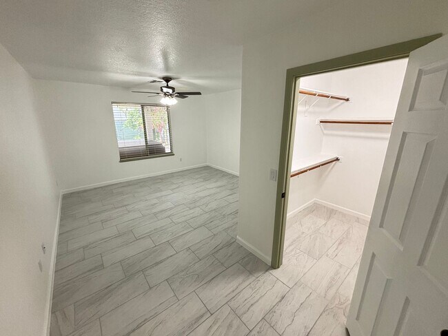 Foto del edificio - This inviting single-story home boasts a s...