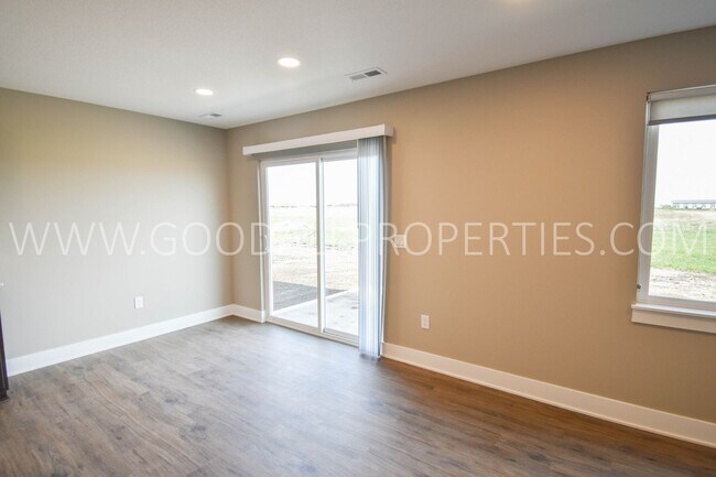 Foto del edificio - Beautiful Newer 3 Bedroom Townhome with at...