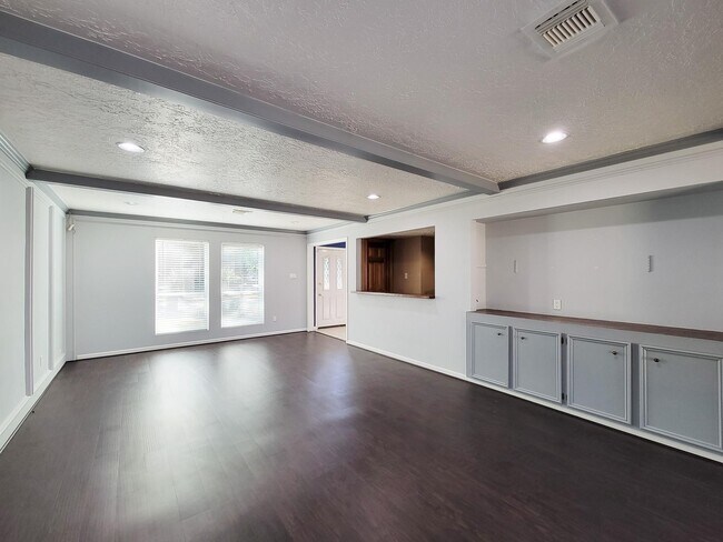 Building Photo - 17326 Ponderosa Pines Dr