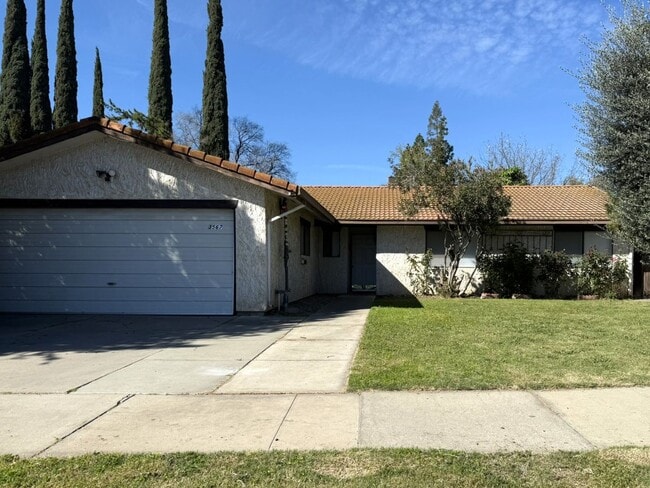Building Photo - 3/2 with pool near Merced College