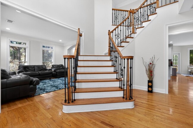 Building Photo - 410 Fox Chase Cir