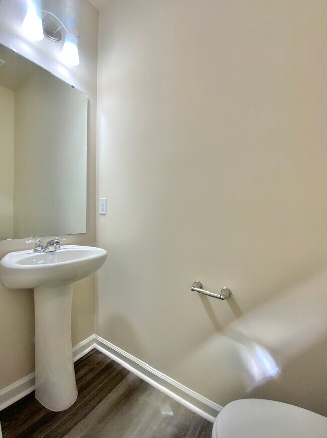 Foto del edificio - 836 Falls Grove Trl