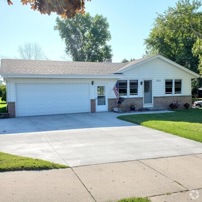 Building Photo - 1311 Green Tree Rd