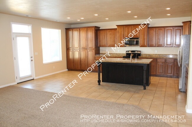 Building Photo - Spacious 3 Bed, 2 Bath Foxboro North Home