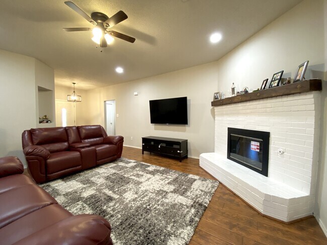 Foto del edificio - 9912 Carter Dr