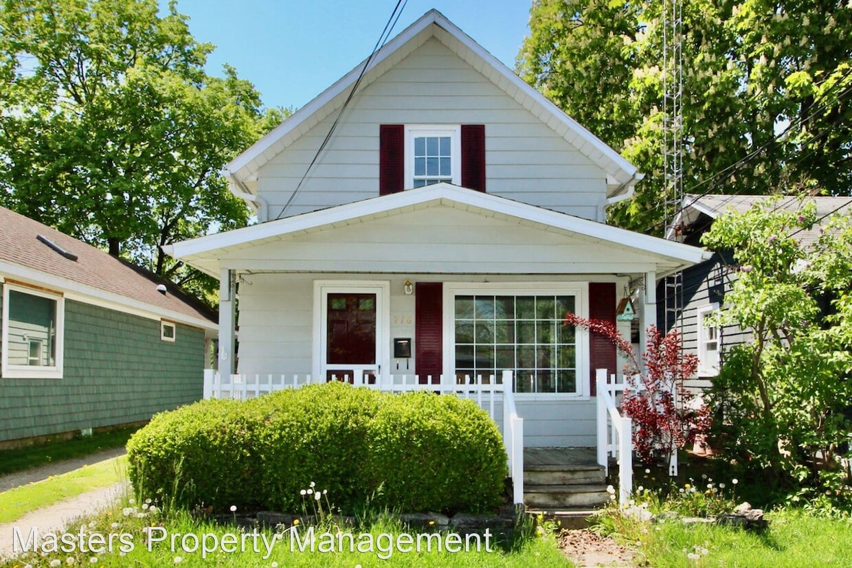 Primary Photo - 3 br, 1.5 bath House - 718 Elm St