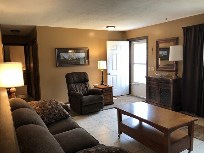 Building Photo - Top notch property!