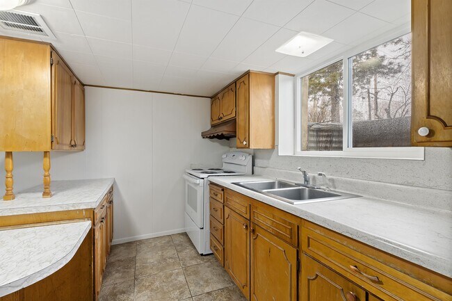 Building Photo - 1360 Murphy's Ln