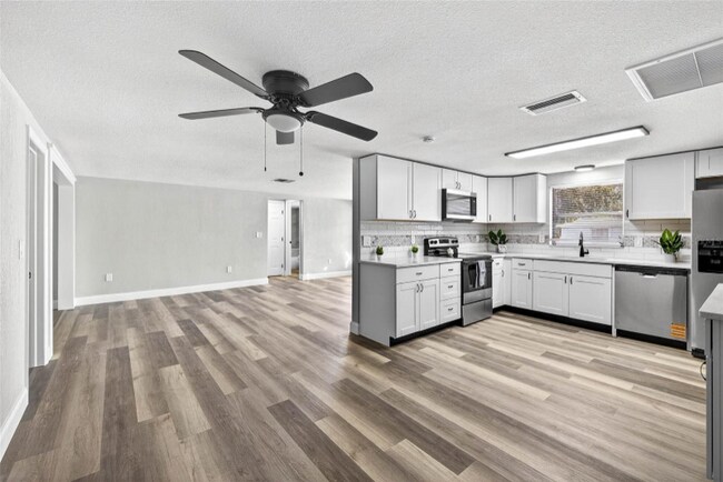 Foto del edificio - 7835 Birchwood Dr