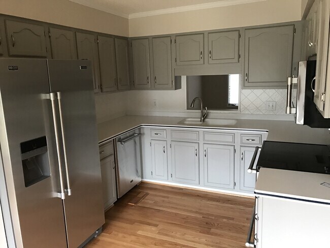 Building Photo - Charming 3 Bedroom Home Near Country Club ...