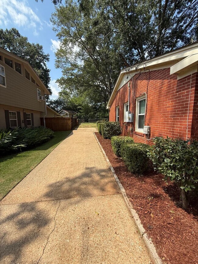 Foto del edificio - ** 4 Bed 2 Bath located in Dalraida ** Call 334-366-9198 to schedule a self tour