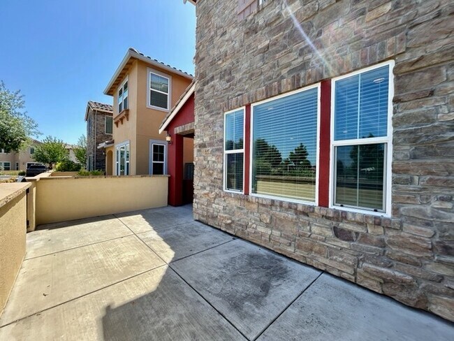 Building Photo - Beautiful 3 Bedroom 2.5 Bathroom in Gated ...