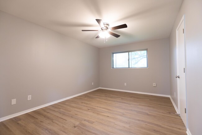 Building Photo - Remodeled 3 bedroom/ 2 bathroom in South B...