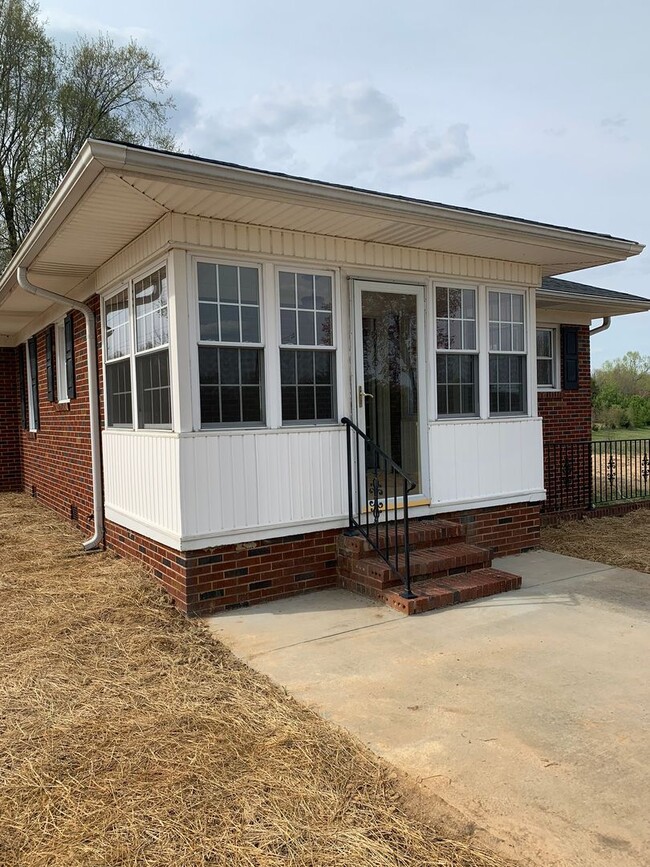 Building Photo - Country Living with City Convenience!