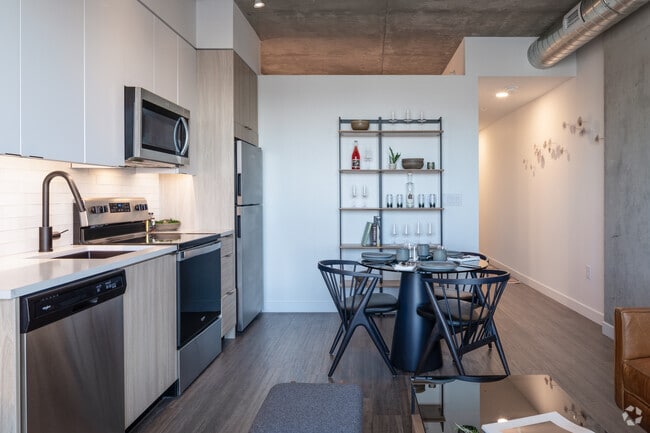 1BR, 1BA - 550SF - Edit at River North