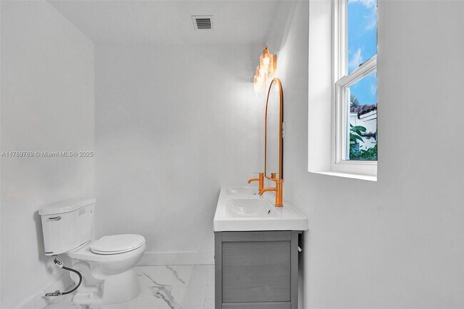 Foto del edificio - 9173 Byron Ave