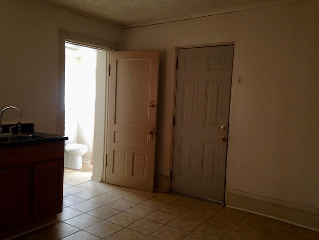 Building Photo - *** Apartments in South Oakland * Pet Friendly * Spacious & Renovated * Walk to Pitt * Available ...