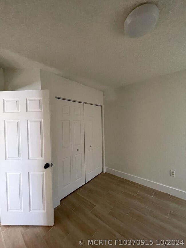 Foto del edificio - 2457 Centergate Dr