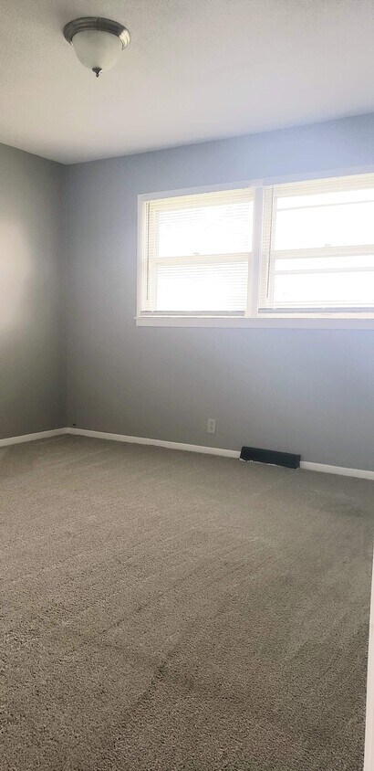 Bedroom 1 with closet - 500 S Pennsylvania St