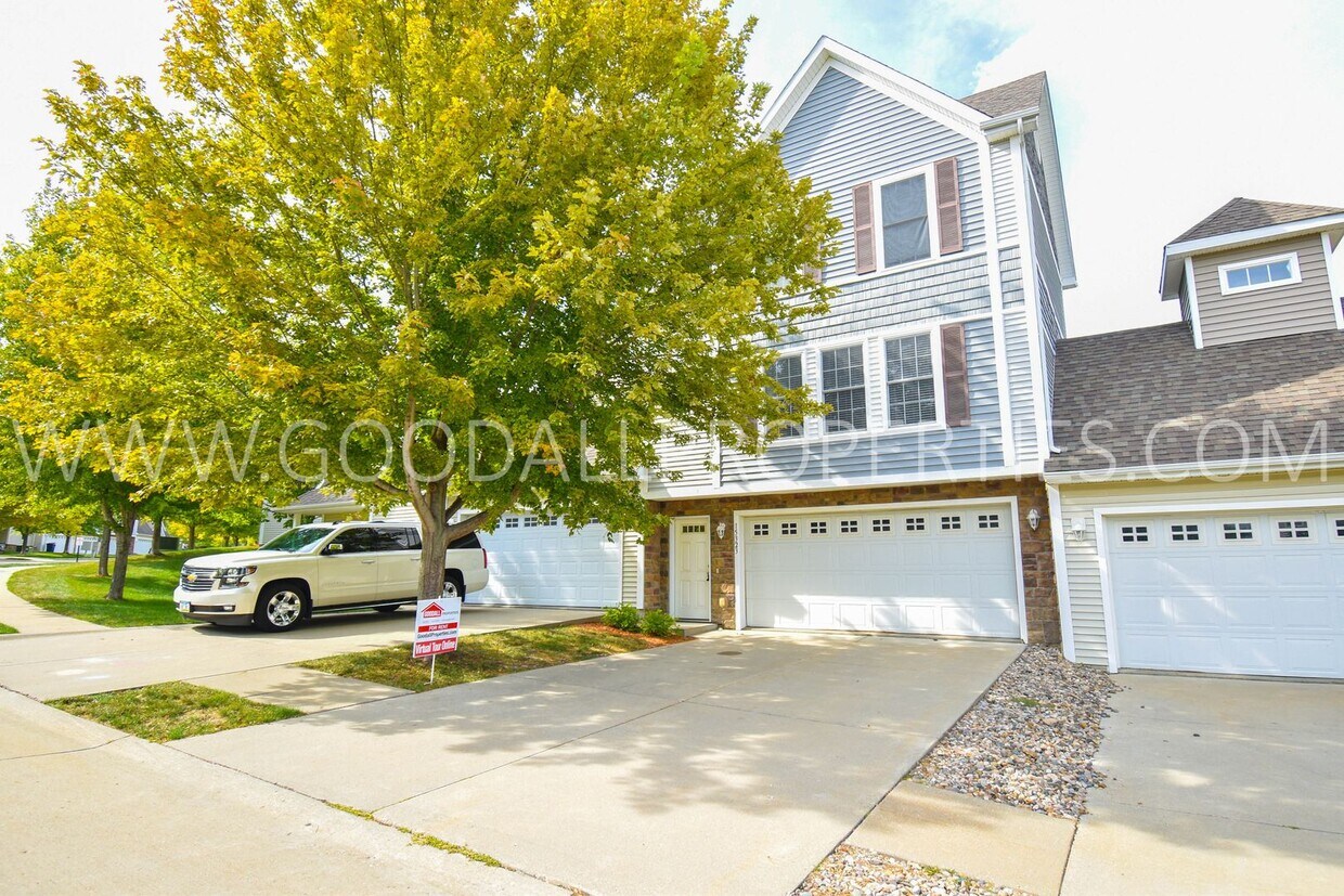 Foto principal - 2 Bedroom, 2.5 bath townhome in Urbandale ...
