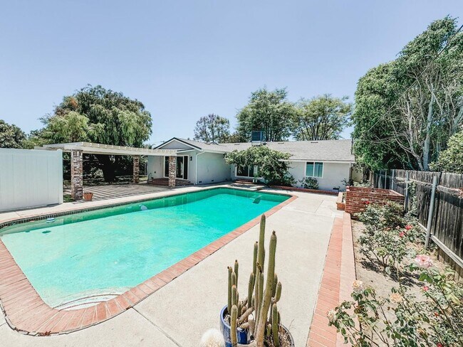 Building Photo - Luxurious 6-Bedroom Home with Modern Ameni...