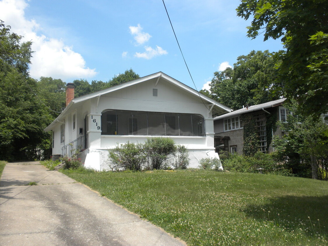 Primary Photo - 2 bed/1 bath house walking distance to Cam...