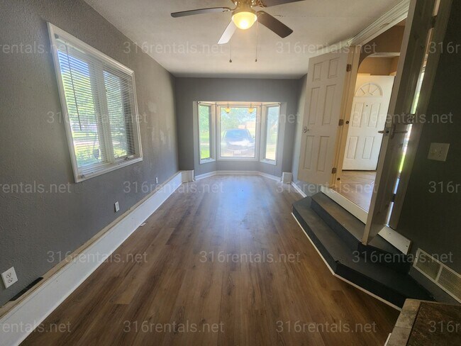 Foto del edificio - $1,050 - 3 bedroom / 1 bathroom - Single Family Home *COMING SOON*