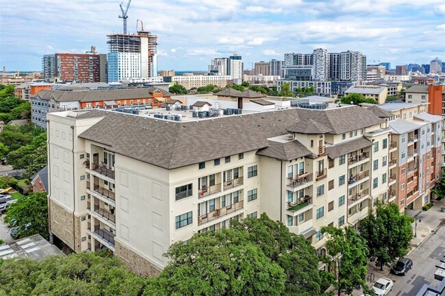 Building Photo - West Campus 2x2 @ Texan Tower Condominiums