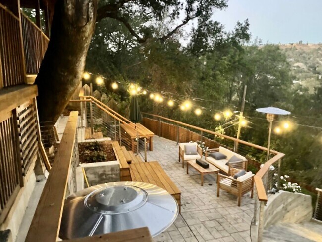 Foto del edificio - Gorgeous Hillside View, Modern Flat