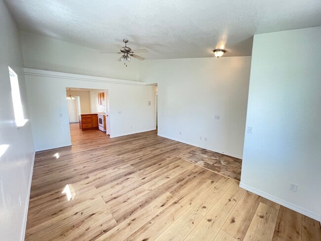 Building Photo - Clean 3 Bed 2 Bath in the Landings