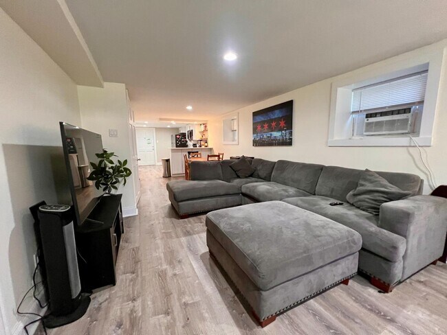 Foto del edificio - 2449 N Maplewood Ave