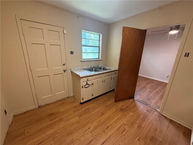 Building Photo - 2308 Crestwood Cir