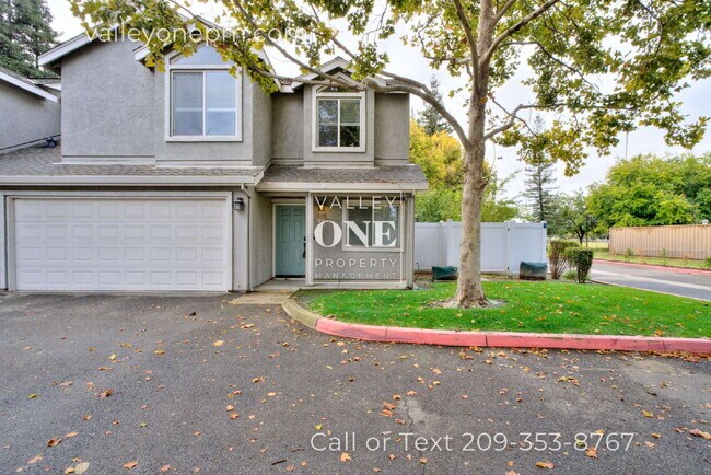 Foto del edificio - Rare vacancy opportunity in Turlock's finest and most desirable townhome complex!