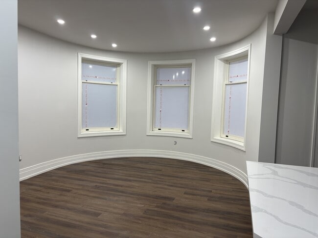 Photo du bâtiment - 52 Charlton Ave W