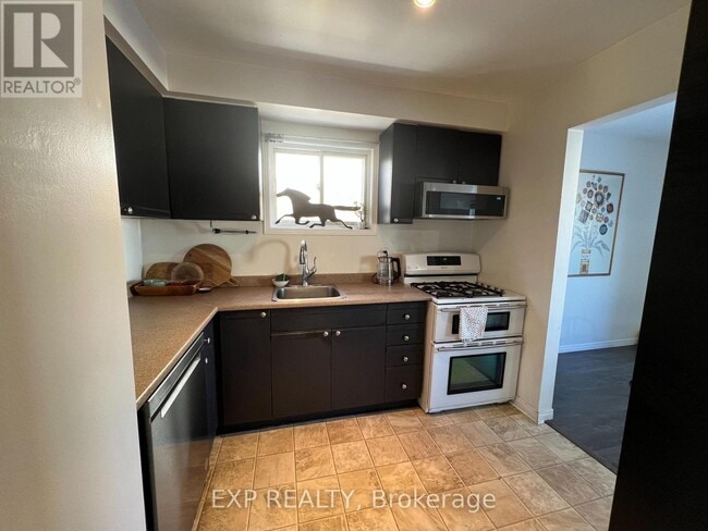 Building Photo - 557 College Ave