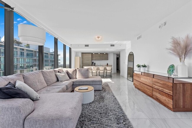 Foto del edificio - 650 NE 32nd St