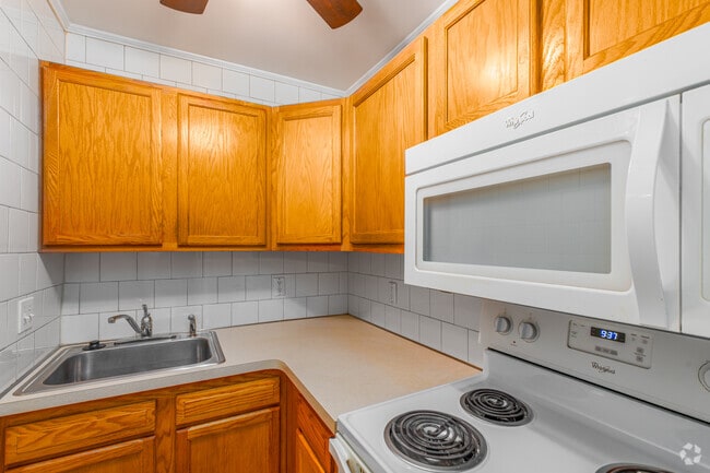 1BR, 1BA - 650SF - Kitchen - Baynard Apartments