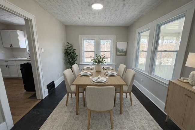 Foto del edificio - Move-In Ready 2-Bedroom Home with Large Yard and Covered Front Porch