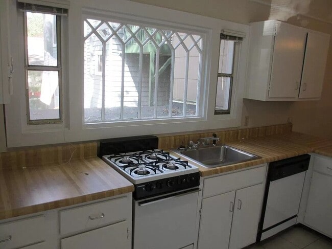 Building Photo - 852 Monroe Dr NE