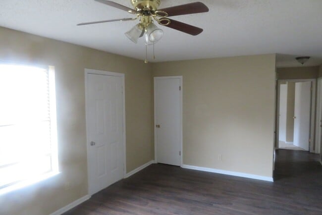 Building Photo - 110 Raymond Dr