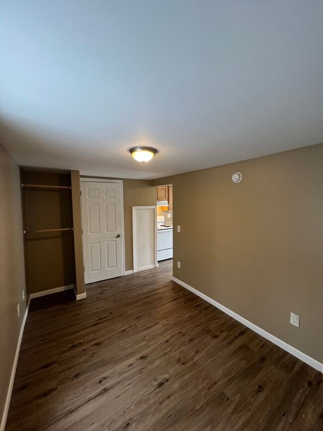 Building Photo - 12 Oak St