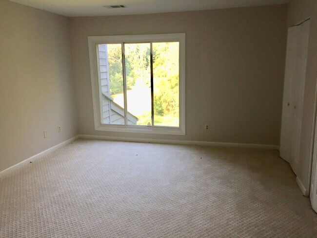Building Photo - Townhouse minutes from Wake Forest Univers...