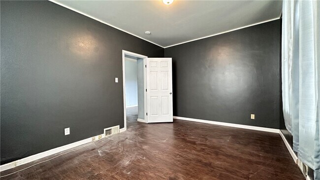 Building Photo - 7634 Roslyn Street Unit 4