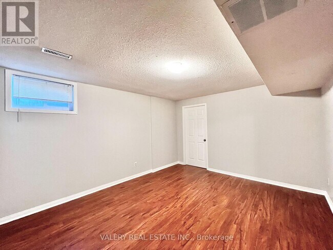 Building Photo - 66 Bonacres Ave