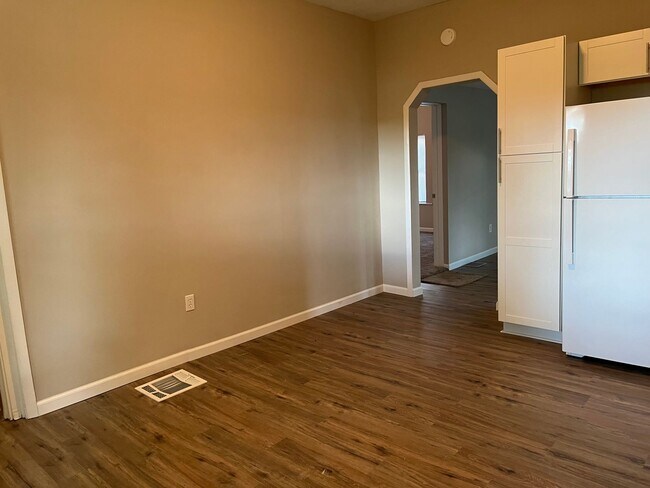 Building Photo - ADDYSON- remodeled 2 bed. Fenced yard