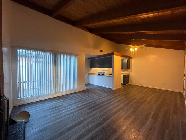 Foto del edificio - 7232-7234 Kelley Dr