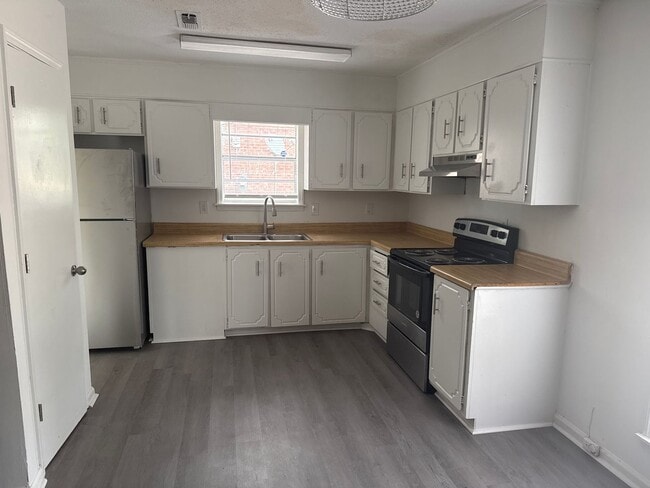 Building Photo - Updated Home Located off Deans Bridge Rd! ...